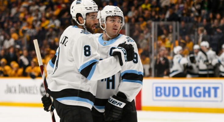 2025. április 14.; Nashville, Tennessee, Egyesült Államok; Az Utah Jégkorong Klub központja, Nick Schmaltz (8) a Clayton Keller (9) központi célját ünnepli a Nashville Predators ellen a második periódusban a Bridgestone Arénában. Kötelező hitel: Steve Roberts-Imagn Images
