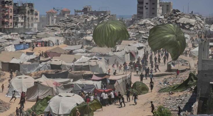 A palesztinok 2025. augusztus 7 -én rohannak humanitárius segélyek gyűjtésére, amelyeket ejtőernyők terjesztettek Gázai városában.