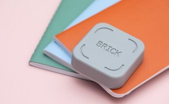 A tégla kulcs a három színes notebookon.