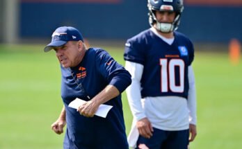 Centennial, CO - július 31: A Denver Broncos, Sean Payton vezetőedzője a QB Bo Nix (10) döntését mutatja be a Commonspirit által üzemeltetett Broncos Park edzőtáborban, Colorado -ban, Colorado -ban, 2025. július 31 -én. (Az Andy Cross / Medianews Group fotója)))))))))))))))))))))))))))))))