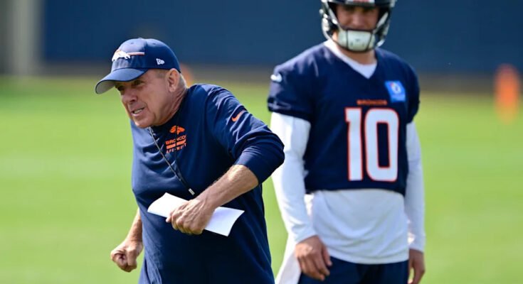 Centennial, CO - július 31: A Denver Broncos, Sean Payton vezetőedzője a QB Bo Nix (10) döntését mutatja be a Commonspirit által üzemeltetett Broncos Park edzőtáborban, Colorado -ban, Colorado -ban, 2025. július 31 -én. (Az Andy Cross / Medianews Group fotója)))))))))))))))))))))))))))))))