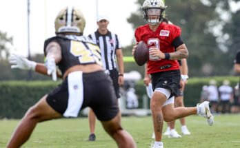 Metairie, Louisiana - július 24.: A New Orleans Saintes Spencer Rattler # 2 -es rohan az Ochsner Sportteljesítményközpontban, 2025. július 24 -én, a Louisiana -i Metairie -i edzőtáborban. (Fotó: Derick E. Hingle / Getty Images)