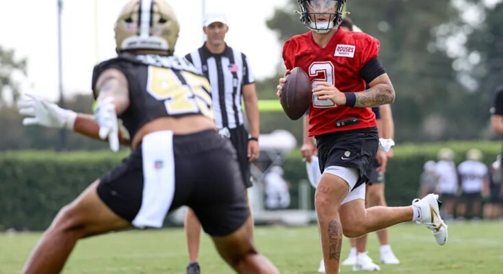 Metairie, Louisiana - július 24.: A New Orleans Saintes Spencer Rattler # 2 -es rohan az Ochsner Sportteljesítményközpontban, 2025. július 24 -én, a Louisiana -i Metairie -i edzőtáborban. (Fotó: Derick E. Hingle / Getty Images)