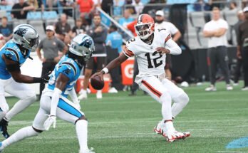 Charlotte, NC - 08. augusztus: Cleveland Browns Quarterback Shemer Sanders (12) megfordítja vezetési területét, hogy 2025. augusztus 8 -án átmenetileg elmeneküljön egyes védőknek az NFL labdarúgó -mérkőzésen a Cleveland Browns és a Carolina Panthers között, a Charlotte -i Bank Stadionban (John Byrum képe / Getty képei))))