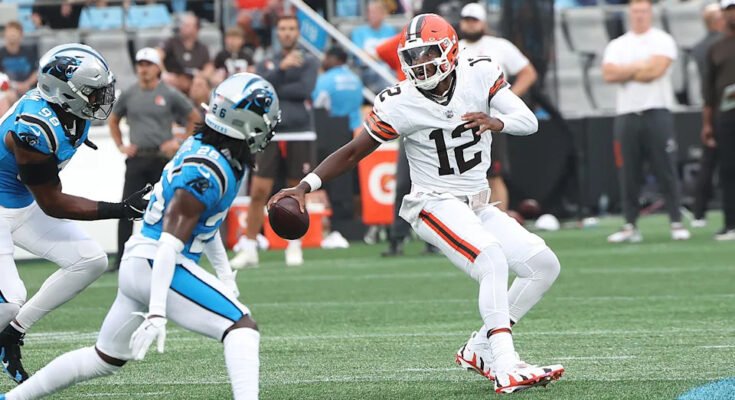 Charlotte, NC - 08. augusztus: Cleveland Browns Quarterback Shemer Sanders (12) megfordítja vezetési területét, hogy 2025. augusztus 8 -án átmenetileg elmeneküljön egyes védőknek az NFL labdarúgó -mérkőzésen a Cleveland Browns és a Carolina Panthers között, a Charlotte -i Bank Stadionban (John Byrum képe / Getty képei))))