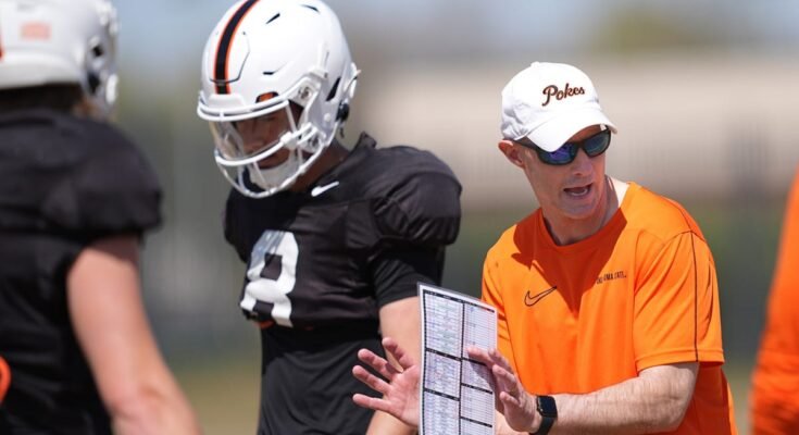 Miért Mike Gundy az Oklahoma State Labdarúgóból, QB Kevin Johns edzőt bérelt