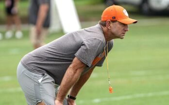 A Clemson Football HC Dabo Swinney frissíti a kulcsfontosságú indító sérülés állapotát