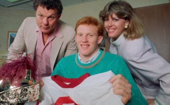 A Capistrano -völgyi középiskola negyedévében, Todd Marinovich aláírja szándéknyilatkozatát, hogy részt vegyen a Dél -Kaliforniai Egyetemen, Marr Marinovich szülőkkel és Trudi Marinovich anyával, 1988. február 10 -én a kaliforniai Mission Viejo -ban. (Fotó: Bob Riha, Jr./getty Images)