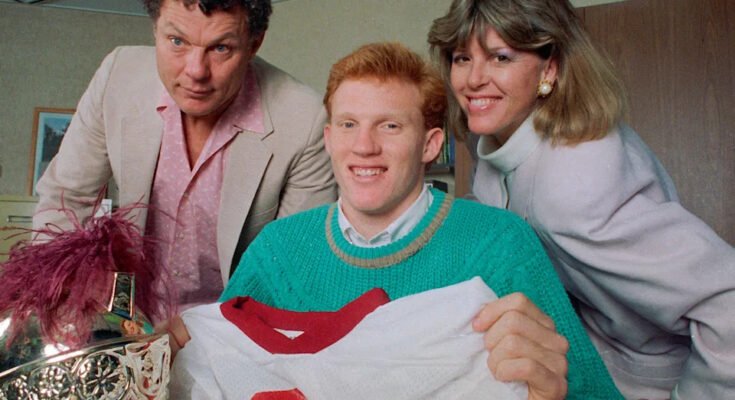 A Capistrano -völgyi középiskola negyedévében, Todd Marinovich aláírja szándéknyilatkozatát, hogy részt vegyen a Dél -Kaliforniai Egyetemen, Marr Marinovich szülőkkel és Trudi Marinovich anyával, 1988. február 10 -én a kaliforniai Mission Viejo -ban. (Fotó: Bob Riha, Jr./getty Images)