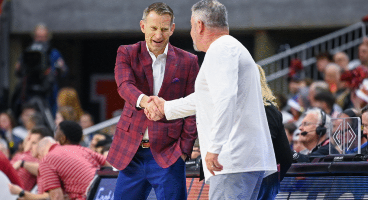 2023. február 11 -én; Auburn, Alabama, Egyesült Államok; Az Alabama Crimson Tide Nate Oats edzője és az Auburn Tigers vezetőedzője, Bruce Pearl kezet szolgál az NCAA kosárlabda mérkőzés előtt a Neville Arénában. Kötelező hitel: Julie Bennett-Imagn képek