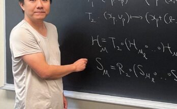 A kép tartalmazhat Sōichirō Takashima személy tanára felnőtt asztalhoz és szöveghez