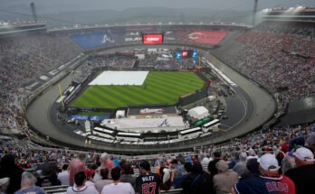 A mezőt egy esős későn a klasszikus baseball MLB Speedway -mérkőzésen borítják az Atlanta Braves és a Cincinnati Reds között, Bristol Motor Speedway -ben, Bristolban, Tenn., 2025. augusztus 2., szombat. (AP Photo / George Walker IV)
