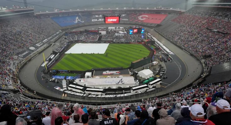 A mezőt egy esős későn a klasszikus baseball MLB Speedway -mérkőzésen borítják az Atlanta Braves és a Cincinnati Reds között, Bristol Motor Speedway -ben, Bristolban, Tenn., 2025. augusztus 2., szombat. (AP Photo / George Walker IV)