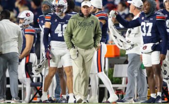 Auburn, Alabama-november 23.: Hugh Freeze Freeze Auburn Tigers vezetőedzője a Texas A&M Aggies elleni mérkőzésen, a Jordan-Hare Stadionban, 2024. november 23-án, Auburnban, Alabamában. (Michael Chang fényképe / Getty Images)