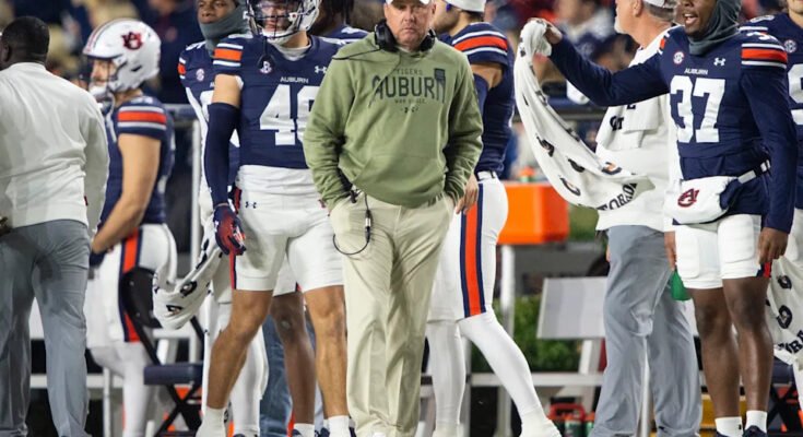 Auburn, Alabama-november 23.: Hugh Freeze Freeze Auburn Tigers vezetőedzője a Texas A&M Aggies elleni mérkőzésen, a Jordan-Hare Stadionban, 2024. november 23-án, Auburnban, Alabamában. (Michael Chang fényképe / Getty Images)