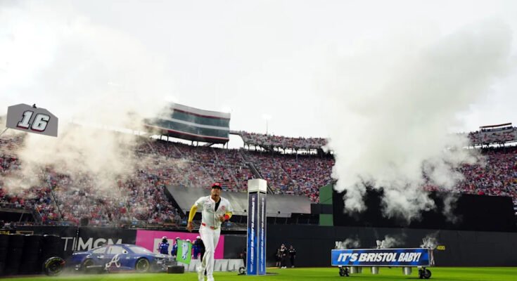 Bristol, TN - 02. augusztus: A Cincinnati Reds Noelvi Marte 16. számú # 16 a földet a Match előtti ünnepségen veszi elő a Bulidsubmarines.com által bemutatott 2025 -es MLB Speedway Classic előtt az Atlanta Braves és a Reds Cincinnati Speedway között, a augusztus 2 -án, szombaton, 2025 -ben, Bristolban, Bristolban. (Fotó: Daniel Shirey / MLB fotók Getty Images -en keresztül)
