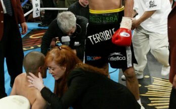 Dr. Goodman segít "Bobby Fiú" Fernando Velardez 2003 -ban, míg ellenfele, Erik Morales, a TKO győzelmét ünnepli közepén. (Reuters / Steve Marcus SM / GAC)