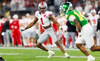 Pasadena, Kalifornia - január 1: Davison Igbinosun N ° 1, az Ohio State Buckeyes, a második periódusban a borítón védi a rózsaszín tálban az Oregon Ducks ellen, a Bowl Stadion rózsaszínén, 2025. január 1 -jén, Pasadena -ban, Kaliforniában. (Ric Tapia / Getty képek fényképe)