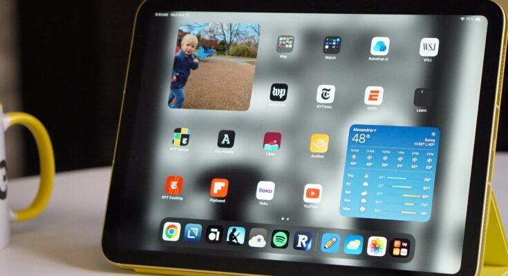 Egy fotó a 11. generációs iPadről az asztalon.