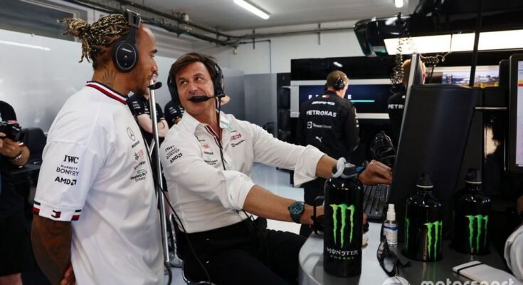 Lewis Hamilton, a Mercedes-AMG, Toto Wolff, a csapat igazgatója és vezérigazgatója, a Mercedes AMG