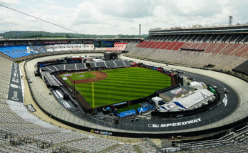 Hol lehet megnézni az MLB Speedway Classic: TV -csatornát, Live Flow for Braves vs Reds -t a Bristol Nascar Stadionon