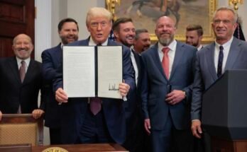 Trump aláírt rendeletet mutat be, amelyet köztisztviselők és profi sportolók vesznek körül.