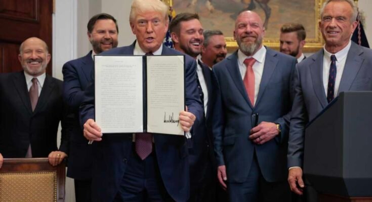 Trump aláírt rendeletet mutat be, amelyet köztisztviselők és profi sportolók vesznek körül.