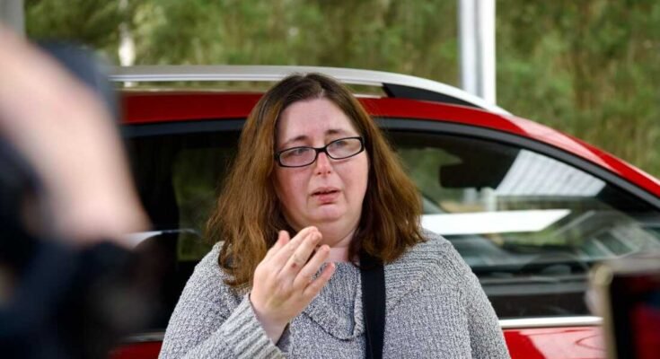 Erin Patterson 2023 augusztusában beszél az újságírókkal.