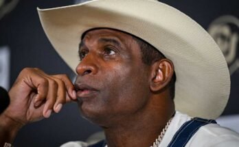 Deion Sanders, a Colorado Egyetem fő edzője egy sajtótájékoztatón beszél a hólyagrák elleni útjáról.