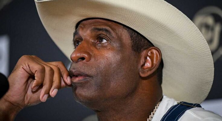 Deion Sanders, a Colorado Egyetem fő edzője egy sajtótájékoztatón beszél a hólyagrák elleni útjáról.