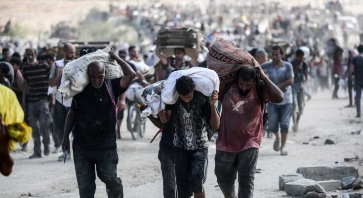 A palesztinok táskákat és dobozokat hordoznak hajtogatott kartonban, miközben visszatérnek az Egyesült Államok és a Gázai Humanitárius Alapítvány által vezetett élelmiszer -elosztási pontról, amelyet az Egyesült Államok támogat, a szombati Gázai Központi övezetben, a Netsarim folyosó közelében.