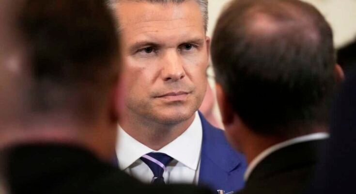 Pete Hegseth védelmi titkára egy rendezvényen vesz részt, amely a Nemzeti Purple Heart Napját jelöli a Fehér Ház keleti szobájában, 2025. augusztus 7 -én, Washingtonban.