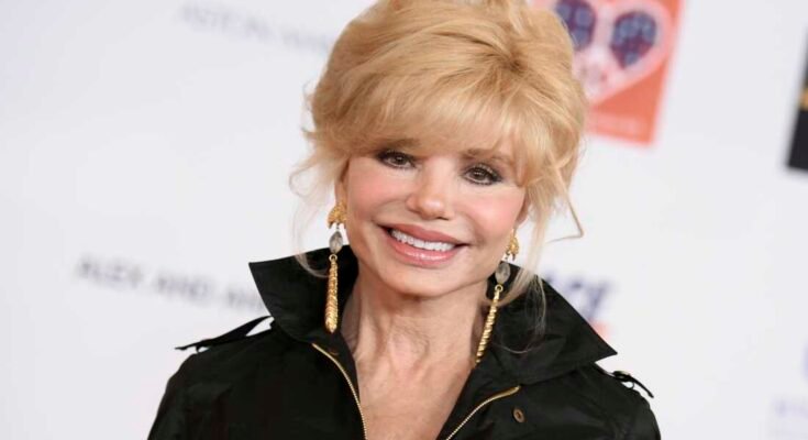 Loni Anderson megérkezik a 22. éves versenyre, hogy törölje az MS rendezvényt, amelyet a Hyatt Regency Century Plaza Hotelben, 2015. április 24 -én, pénteken, Los Angelesben tartanak.