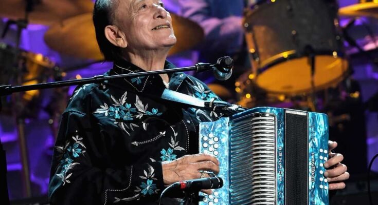 A Flaco Jimenez harmonikájának, amelyet itt láttak, a 2014. évi Americana Music Association 2014 -es kiállítási kitüntetések és díjak során a Tennessee -i Nashville -i Ryman Auditoriumban jöttek létre, hogy meghatározzák Constujo és Tejano zenéjét Dél -Texasból, egy több mint 70 évig folytatódott karrierje során.
