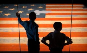 A gyerekek figyelik a Banner Star -t, hogy a zászló, amely inspirálta az Amerikai Nemzeti Himnusz szavait, a Smithsonian Nemzeti Múzeumban, 2025. június 10 -én, kedden, Washington DC -ben.
