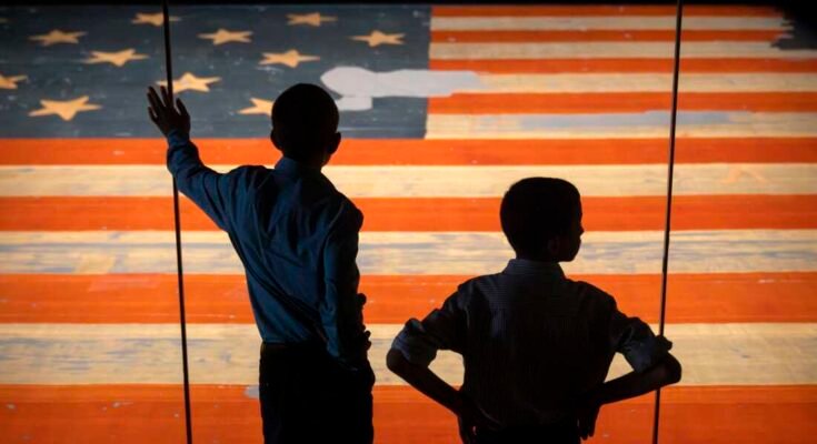 A gyerekek figyelik a Banner Star -t, hogy a zászló, amely inspirálta az Amerikai Nemzeti Himnusz szavait, a Smithsonian Nemzeti Múzeumban, 2025. június 10 -én, kedden, Washington DC -ben.