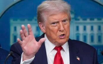 Donald Trump elnök újságírókkal beszél a Fehér Házban, 2025. augusztus 11 -én, Washingtonban.