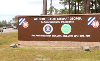 Az amerikai hadsereg által a DVIDS -en keresztül készített videó képe azt mutatja, hogy Fort Stewart Grúziába léphet be 2021. november 18 -án.