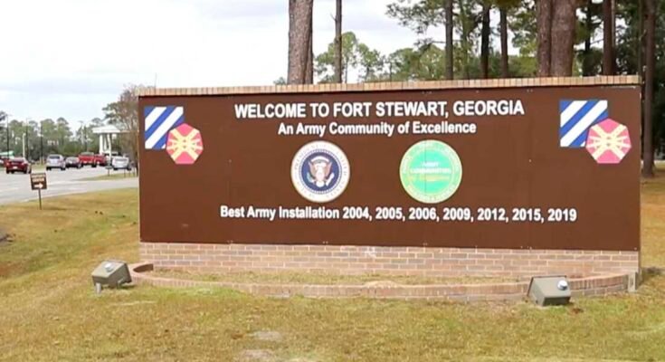 Az amerikai hadsereg által a DVIDS -en keresztül készített videó képe azt mutatja, hogy Fort Stewart Grúziába léphet be 2021. november 18 -án.