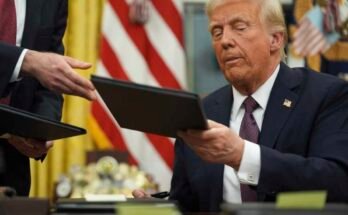 Donald Trump elnök január 20 -án aláírja a Fehér Ház Ovális Irodájában.