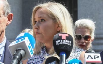 A Virginia Giuffre központja sajtótájékoztatót szervez egy New York -i manhattani bíróság előtt, 2019. augusztus 27 -én.