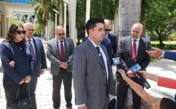 Dillon Angulo, aki súlyosan megsérült egy floridai balesetben, amelyben a sofőr sofőr -sofőr technológiája a Tesla -ban, pénteken a Miami Szövetségi Bíróságon kívüli újságírókról beszél.