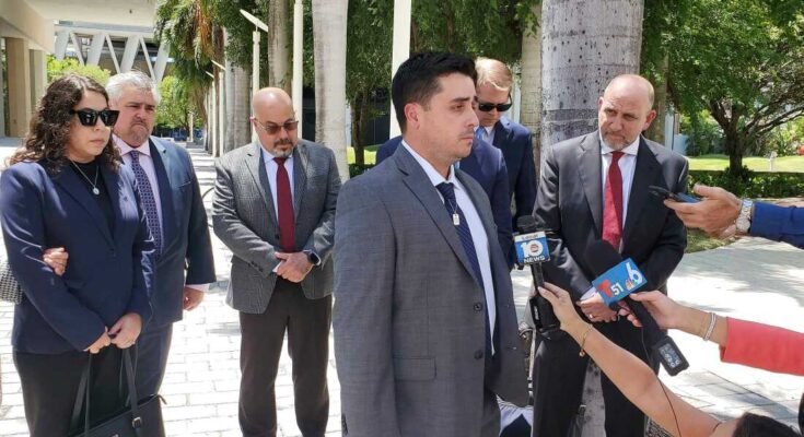Dillon Angulo, aki súlyosan megsérült egy floridai balesetben, amelyben a sofőr sofőr -sofőr technológiája a Tesla -ban, pénteken a Miami Szövetségi Bíróságon kívüli újságírókról beszél.