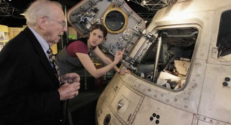 2010 -ben Jim Lovell felfedezte az Apollo 8 űrhajóját a Chicagói Tudományos és Ipari Múzeumban.