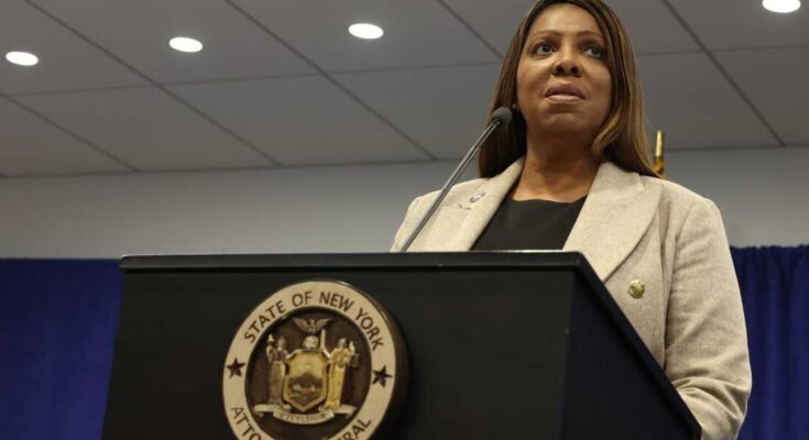 A New York -i főügyész, Letitia James, egy mikrofonnal felszerelt íróasztal mögött tartja, miközben 2025. január 8 -i sajtótájékoztatón beszél.