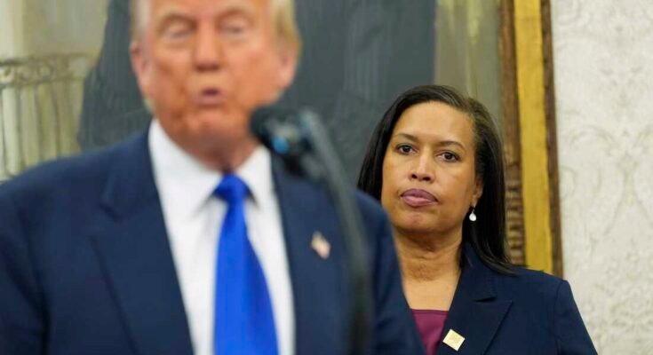 A Columbia kerület polgármestere, Muriel Bowser hallgatja Donald Trump elnököt egy olyan esemény során, amely bejelenti, hogy az NFL 2027 tervezetét a Nemzeti Bevásárlóközpontban, az Ovális Üres Irodában, 2025. május 5 -én, hétfőn, Washingtonban tartják. (AP Photo / Alex Brandon)