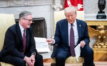 Trump elnök III. Károly király levelet kap, Keir Starmer brit miniszterelnök által a Fehér Ház ovális irodájában február 27 -én