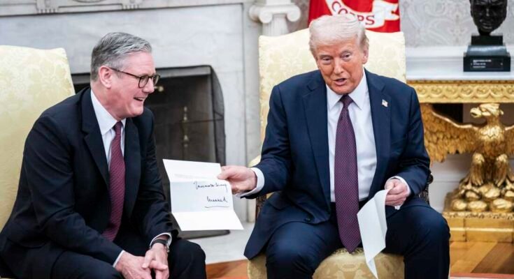 Trump elnök III. Károly király levelet kap, Keir Starmer brit miniszterelnök által a Fehér Ház ovális irodájában február 27 -én