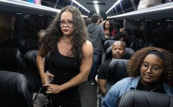 A texasi állam jogalkotói a buszon a buszon egy sajtótájékoztatón a Daming megyei Demokrata Párt székhelyén, 2025. augusztus 03 -án, az illinoisi Carol Streamben. A demokratikus jogalkotók csoportja a nap elején elhagyta az államot, így a kvórumot nem lehetett csatlakozni egy speciális ülés során, amelyben felhívták az állam átirányítását.