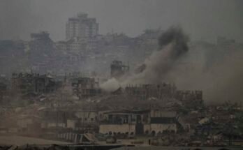 A füst az épületek közepén emelkedik, a Gázai övezetben egy izraeli bombázás után, mint például Izrael déli részén, 2025. augusztus 1 -jén, pénteken.